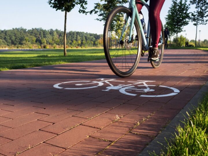 Finalizacja konstrukcji ścieżki rowerowej przy drodze powiatowej Świecie – Głogówko Królewskie spotyka się z aprobatą lokalnej społeczności