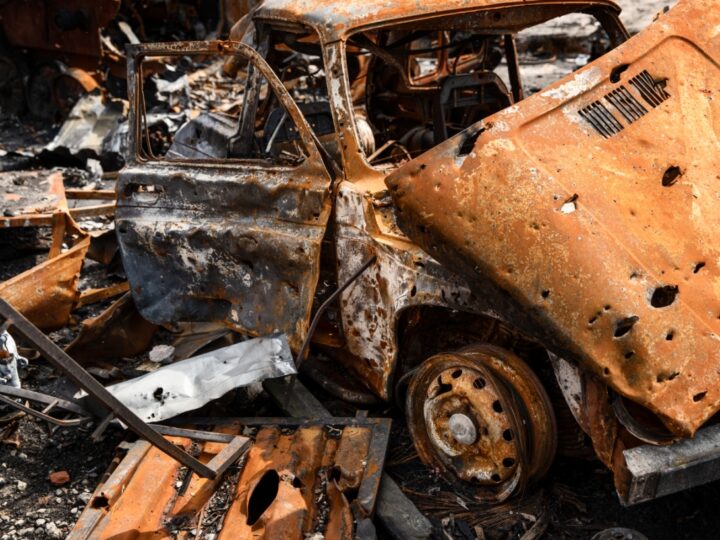Wypadek samochodowy w Ernestowie: Auto uderzyło w drzewo i stanęło w płomieniach