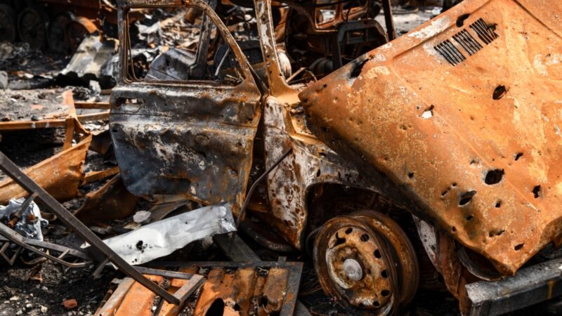 Wypadek samochodowy w Ernestowie: Auto uderzyło w drzewo i stanęło w płomieniach