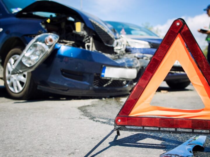 Awaria na autostradzie A1 po kolizji pojazdu osobowego z barierkami drogowymi