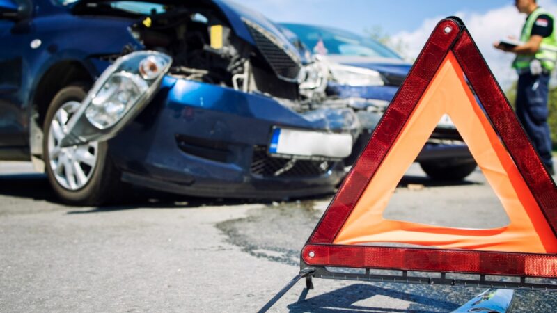 Awaria na autostradzie A1 po kolizji pojazdu osobowego z barierkami drogowymi