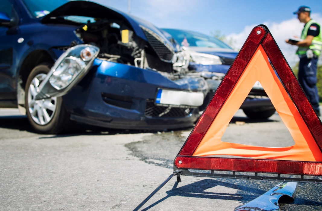 Awaria na autostradzie A1 po kolizji pojazdu osobowego z barierkami drogowymi