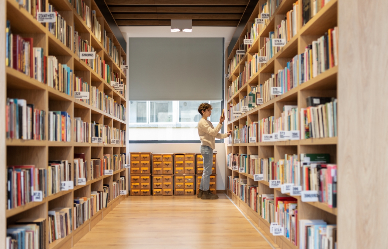 „Mikołajkowa sobota w bibliotece Marianki” – czytanie opowieści i robienie ozdób 7 grudnia