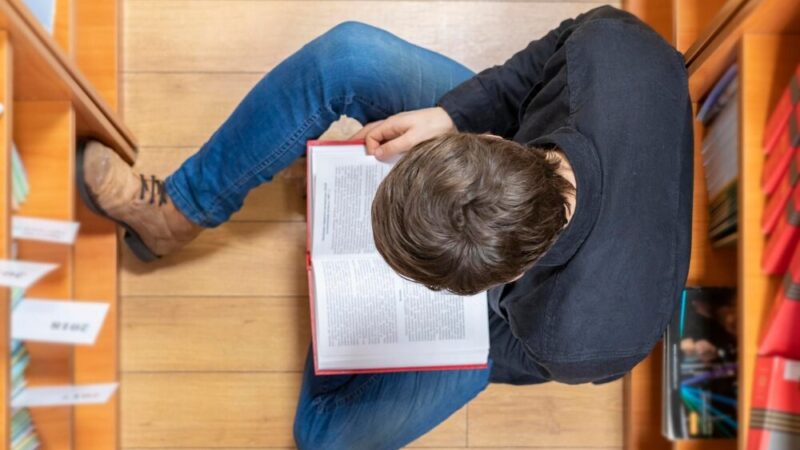 Bezpieczni w szkole i w sieci – policjanci edukują uczniów w Bukowcu