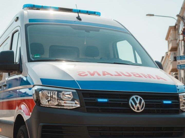 Bezpieczne podróże w zmiennych warunkach pogodowych: kluczowe zasady dla kierowców i pieszych